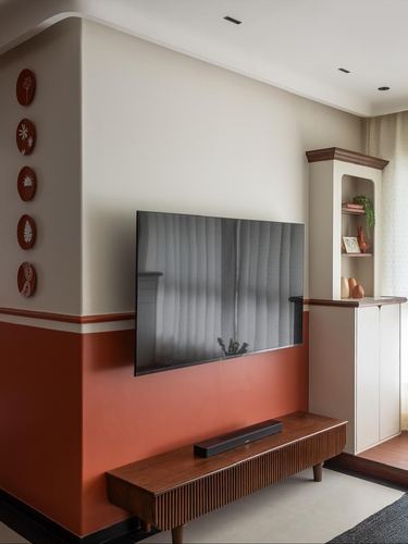 TV wall with terracotta lower half, decorative plates, and a fluted wooden console