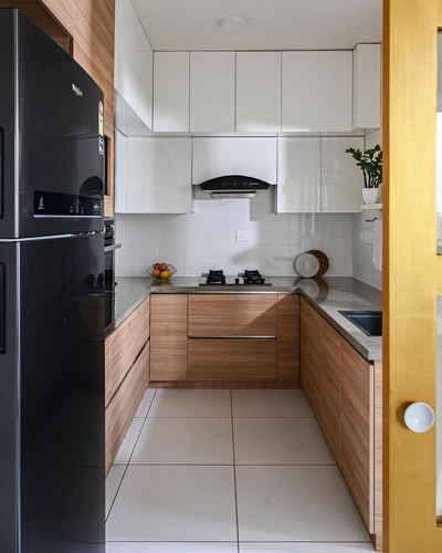 White and wood U-shaped modular kitchen with black chimney hood and grey countertop