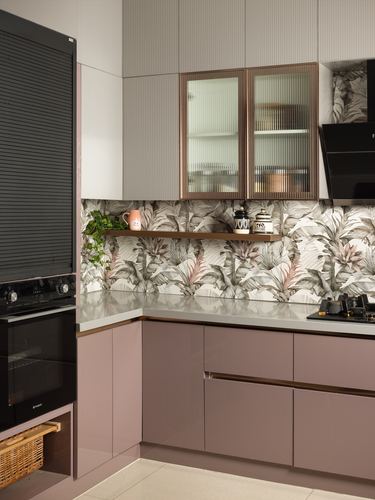 L-shaped kitchen with mauve glossy cabinets, floral backsplash tile, and fluted glass wall unit