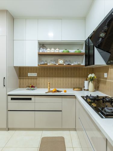 L-shaped white kitchen with ribbed wood backsplash, open shelf, and gas hob